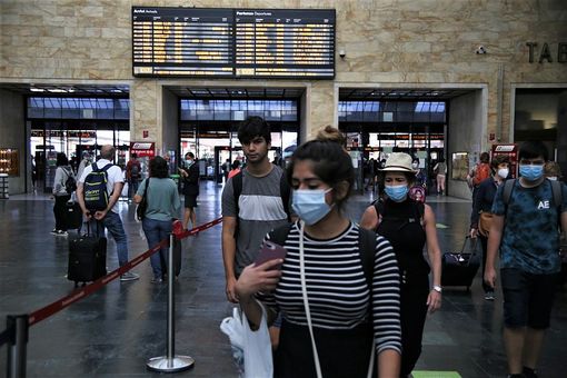 Covid, ecco le nuove regole per treni, bus e taxi Covid, ecco le nuove regole per treni, bus e taxi