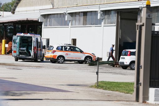 Castello d'Agogna: non ce l'ha fatta l'operaio 39enne caduto dal tetto del capannone Castello d'Agogna: non ce l'ha fatta l'operaio 39enne caduto dal tetto del capannone