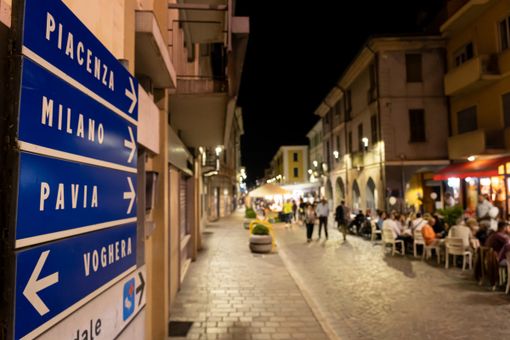 Torna “Broni by Night”: musica, street food e bancarelle ogni mercoledì in via Emilia e via Togni