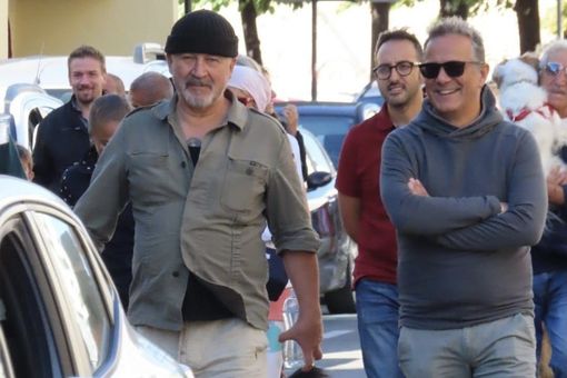 La camminata a 6 zampe con Stefano Chiodaroli porta allegria tra le vie di Busto Arsizio