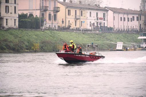 Pavia: uomo cade nel Ticino, in corso le ricerche con barche ed elicottero, le immagini