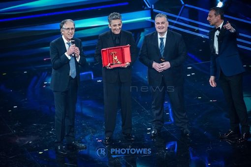71° Festival di Sanremo: sorpresa sul palco dell'Ariston, a Fiorello il premio 'Città di Sanremo'