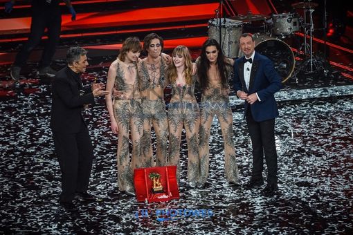 La premiazione sul palco dell'Ariston