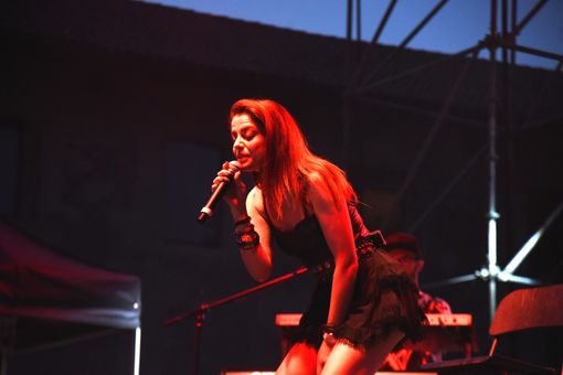 Vigevano, la freschezza musicale di Annalisa coinvolge varie generazioni