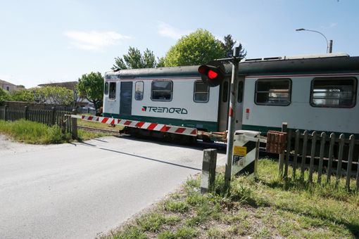Mede: auto finisce contro le sbarre del passaggio a livello, 2 treni in ritardo Mede: auto finisce contro le sbarre del passaggio a livello, 2 treni in ritardo
