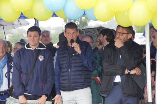FOTO. I figli di Gigi Riva a Leggiuno per l'intitolazione del campo sportivo al loro grande papà campione: «Legame indissolubile, indimenticabili le partitelle all'oratorio di San Primo» FOTO. I figli di Gigi Riva a Leggiuno per l'intitolazione del campo sportivo al loro grande papà campione: «Legame indissolubile, indimenticabili le partitelle all'oratorio di San Primo»