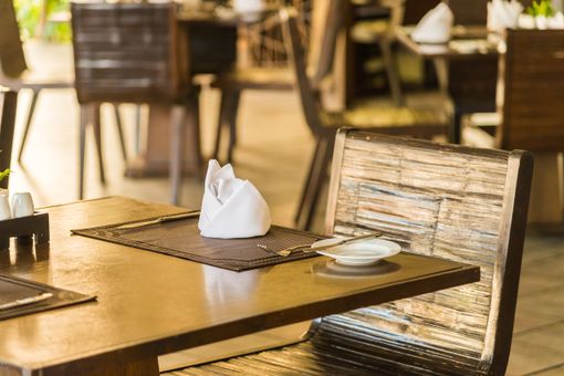 Mangiare da soli in un ristorante? alcuni consigli su come cenare da soli e divertirsi la sera Mangiare da soli in un ristorante? alcuni consigli su come cenare da soli e divertirsi la sera
