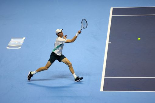 Sinner, un debutto da 'maestro': batte Tsitsipas ed esalta il Pala Alpitour