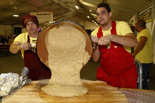 FOTO. Grandissima partecipazione alla Sagra della Polenta di Melegnano: in migliaia prendono parte all’appuntamento culinario FOTO. Grandissima partecipazione alla Sagra della Polenta di Melegnano: in migliaia prendono parte all’appuntamento culinario