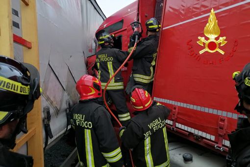 Scontro tra tre mezzi pesanti: autisti feriti e autostrada A4 chiusa in direzione Milano