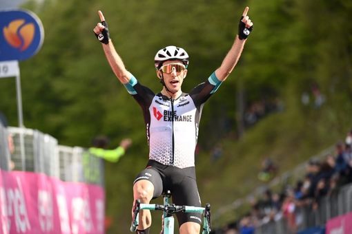 Mera...viglia Yates ma Bernal tiene botta. Un giorno di salite e la crono finale per cambiare la storia del Giro Mera...viglia Yates ma Bernal tiene botta. Un giorno di salite e la crono finale per cambiare la storia del Giro