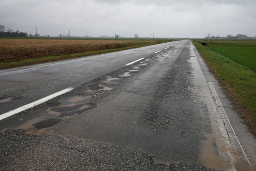 Maltempo, tra Mede e Pieve del Cairo dopo due giorni di pioggia compaiono buche profonde sulla provinciale (FOTO)