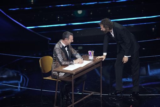 Jovanotti regala al pubblico del Festival uno straordinario inno alla vita con la poesia "Bello mondo" di Mariangela Gualtieri Jovanotti regala al pubblico del Festival uno straordinario inno alla vita con la poesia "Bello mondo" di Mariangela Gualtieri