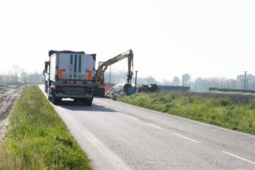 Pieve del Cairo: iniziata la rimozione dei rifiuti caduti da un mezzo pesante ribaltato sulla provinciale 194