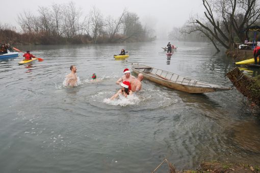 Lomello: nell'Agogna gelida il secondo "cimento" di Capodanno in Lomellina. Le immagini