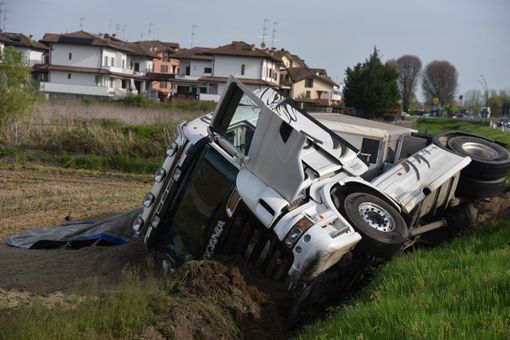 Mortara: autoarticolato si ribalta in strada Pavese, traffico in tilt