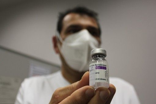 Vaccini, da domani stop ad AstraZeneca per gli under 60. Le seconde dosi saranno con Pfizer o Moderna Vaccini, da domani stop ad AstraZeneca per gli under 60. Le seconde dosi saranno con Pfizer o Moderna
