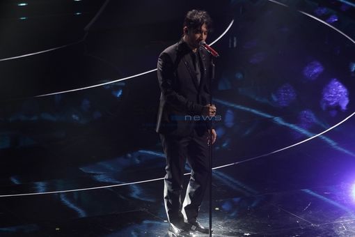 "La distanza fra me e l'universo sono i miei figli": Fabrizio Moro racconta il nuovo sé da quando è diventato padre "La distanza fra me e l'universo sono i miei figli": Fabrizio Moro racconta il nuovo sé da quando è diventato padre