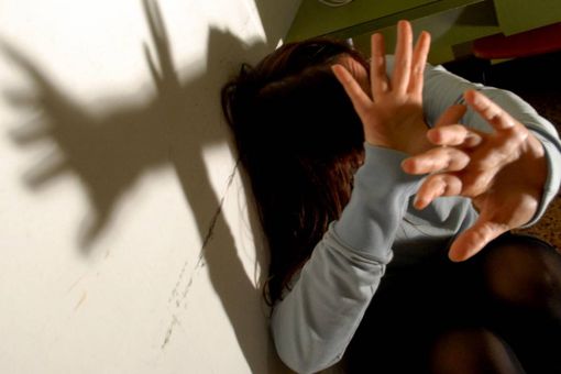 Pavia, picchiavano i figli per i brutti voti a scuola: genitori condannati a risarcire 10mila euro