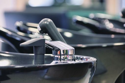 Crisi idrica, le ordinanze curiose: «Parrucchieri, dovrete lavare la testa una sola volta» Crisi idrica, le ordinanze curiose: «Parrucchieri, dovrete lavare la testa una sola volta»