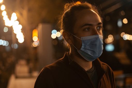 Si allenta il coprifuoco: da stasera scatterà a mezzanotte, tra una settimana l'abolizione