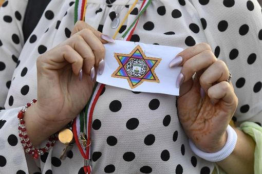 Novara, contro il Green Pass vestiti come gli ebrei nei campi nazisti: è ancora bufera