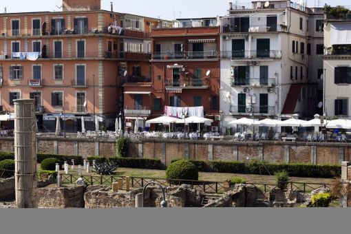 Terremoto ai Campi Flegrei: paura e gente in strada, bottiglie e articoli a terra in supermercati Terremoto ai Campi Flegrei: paura e gente in strada, bottiglie e articoli a terra in supermercati