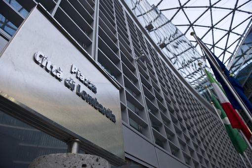 La Lombardia da settimana prossima tornerà in fascia arancione. Riaprono negozi e parrucchieri