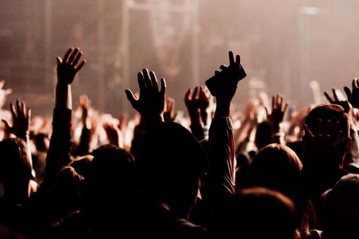 Milano, polizia interrompe un rave party in stabile abbandonato