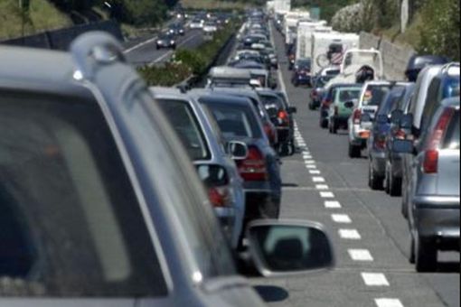 Si butta dal cavalcavia e viene investito: un morto sulla statale 336 di Malpensa Si butta dal cavalcavia e viene investito: un morto sulla statale 336 di Malpensa