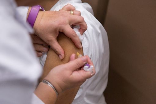 Vaccini in Lombardia, superati i 7 milioni di aderenti. Oltre mille richieste anche dai turisti