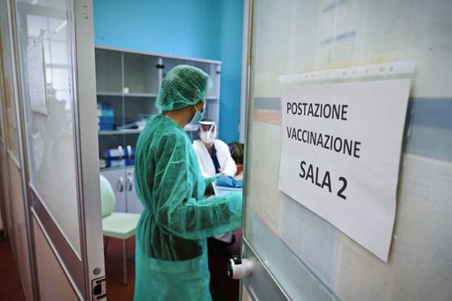 La Lombardia accelera sui vaccini agli over 80: da ieri sera inviati 115mila sms: «Prima dose a tutti entro l'11 aprile»