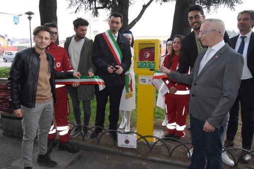 Il pub regala una nuova postazione defibrillatore a Vigevano