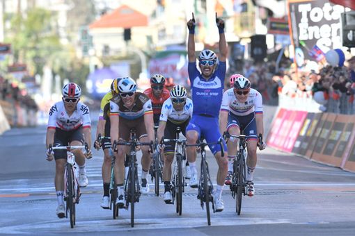 Ciclismo: la 'Milano-Sanremo' 2019 parla francese, Julian Alaphilippe è il re della 110a edizione