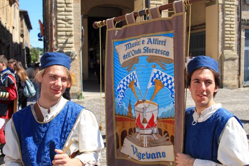 Vigevano, gli Alfieri dell’Onda Sforzesca fanno incetta di medaglie a Pesaro