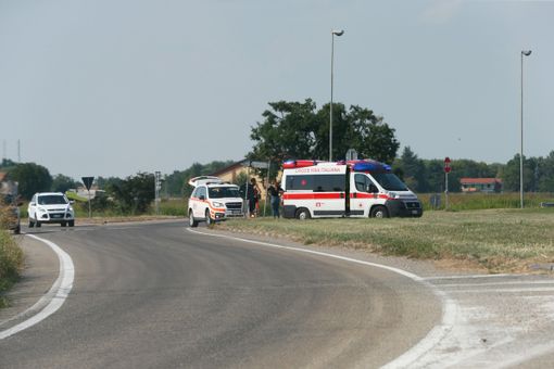 Mede: investito da un'auto nei pressi di una rotonda, lievemente ferito un 28enne