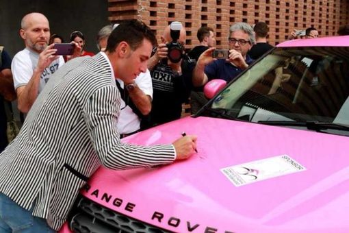 L’Evoque ‘rosa’ di Orietta Piva fa impazzire il Giro