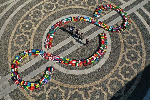 Vigevano, presentata "La Bandiera del Mondo 1+1=3" Vigevano, presentata "La Bandiera del Mondo 1+1=3"