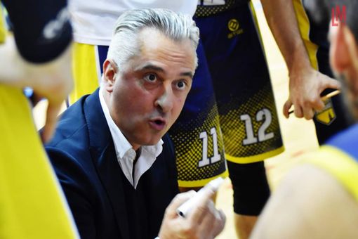 Coach Paolo Piazza durante un time-out (foto Laura Marmonti)