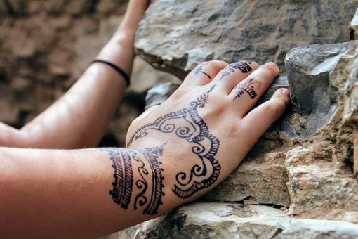 Il mio mondo #ecobio - Attenzione ai tatuaggi estivi in spiaggia, di Cristina Garavaglia