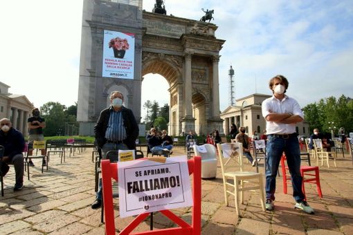 Dopo l’annuncio del coprifuoco ristoratori stremati in piazza sotto la Regione