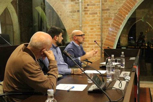 Una Voce nel Silenzio: Capuozzo e Micalessin per una straordinaria serata di cultura e libertà Una Voce nel Silenzio: Capuozzo e Micalessin per una straordinaria serata di cultura e libertà