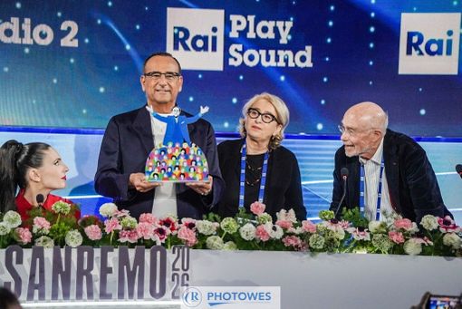 Omaggio a Pippo Baudo al Festival di Sanremo: la famiglia Vacchino saluta Carlo Conti con l’opera di Lodola Omaggio a Pippo Baudo al Festival di Sanremo: la famiglia Vacchino saluta Carlo Conti con l’opera di Lodola