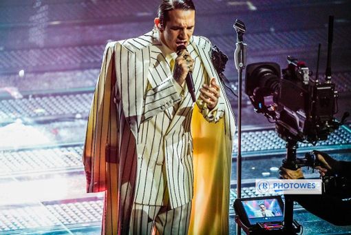 Sanremo: il 'Festival diffuso' colpisce ancora, migliaia di fan in via Escoffier per il live improvvisato di Achille Lauro (Video) Sanremo: il 'Festival diffuso' colpisce ancora, migliaia di fan in via Escoffier per il live improvvisato di Achille Lauro (Video)