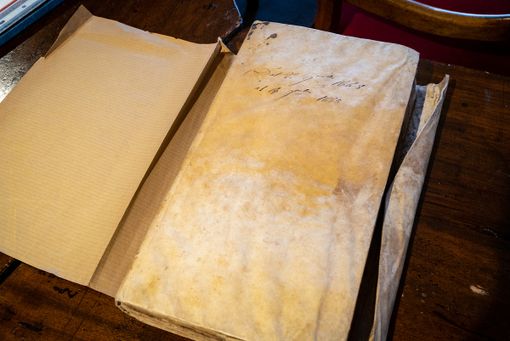 Broni riscopre i suoi tesori d’archivio: riemerge dalla polvere la prima deliberazione del consiglio comunale del 1648