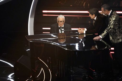 Peppino di Capri fa cantare tutto l'Ariston sulle note di Champagne e riceve il premio Città di Sanremo