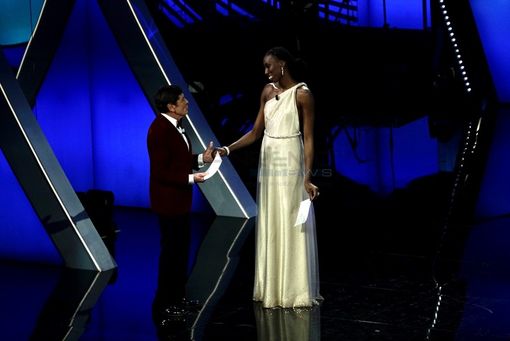 Egonu, statuaria ed elegante, fa il suo ingresso all'Ariston: "Amo l’Italia, vesto con orgoglio la maglia azzurra" Egonu, statuaria ed elegante, fa il suo ingresso all'Ariston: "Amo l’Italia, vesto con orgoglio la maglia azzurra"