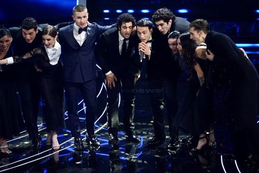 Il cast di Mare Fuori, dall'Istituto Minorile di Napoli per cantare sul palco dell'Ariston Il cast di Mare Fuori, dall'Istituto Minorile di Napoli per cantare sul palco dell'Ariston