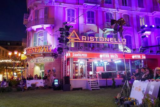 Il glass "Aristonello" che ospiterà Fiorello con il suo "Viva Rai2!" fuori dall'Ariston Il glass "Aristonello" che ospiterà Fiorello con il suo "Viva Rai2!" fuori dall'Ariston