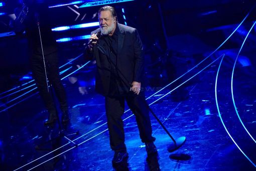 Sanremo 2024, Russell Crowe e la sua band infiammano il palco dell'Ariston, ma non manca lo scherzo su John Travolta Sanremo 2024, Russell Crowe e la sua band infiammano il palco dell'Ariston, ma non manca lo scherzo su John Travolta